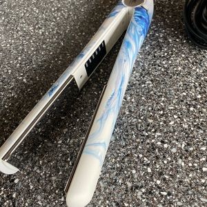 CHI hair straightener IN BOX